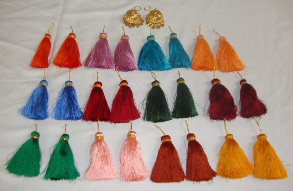 Lotan handicraft jewelery earring set with 12 pairs of tassle phumans